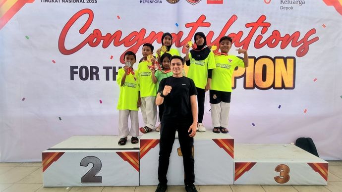 Iklil Kailani Arijaya (paling kanan di podium) saat memperlihatkan medali emas yang ia raih. 