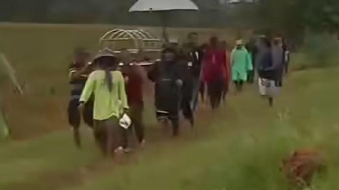 Pria di Bekasi tewas tersambar petir. 