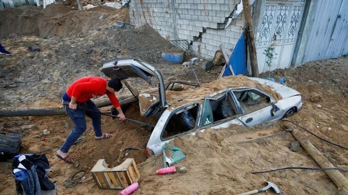 Arsip foto - Seorang warga Palestina memeriksa mobil yang rusak setelah serangan udara Israel di Kota Gaza (7/4/2023). Pasukan penjaga perdamaian Perserikatan Bangsa-Bangsa (PBB) di Lebanon memperingatkan konflik bakal meluas setelah Israel melakukan serangan udara di Lebanon dan Jalur Gaza. ANTARA FOTO/REUTERS/Mohammed Salem/tom.