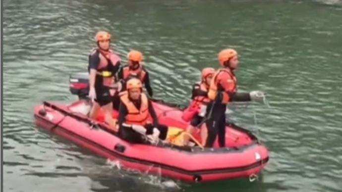 Tim SAR gabungan masih menyisir kawasan Pantai Cikeueus, Desa Girimukti, Kecamatan Ciemas, Kabupaten Sukabumi, untuk mencari seorang pemancing yang terseret ombak. Hingga saat ini satu korban masih belum ditemukan, sementara proses pencarian diperluas ke area perairan dan daratan sekitar lokasi kejadian.