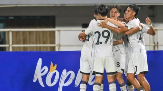 Pesepak bola Timnas Indonesia U-22 Mauro Nils Zijlstra (ketiga kanan) bersama kompatriotnya berselebrasi usai mencetak gol ke gawang Mali U-22 pada laga uji coba FIFA Match Day di Stadion Pakansari, Kabupaten Bogor, Jawa Barat, Selasa (18/11/2025). ANTARA FOTO/Fauzan/mrh/foc. (ANTARA FOTO/FAUZAN)