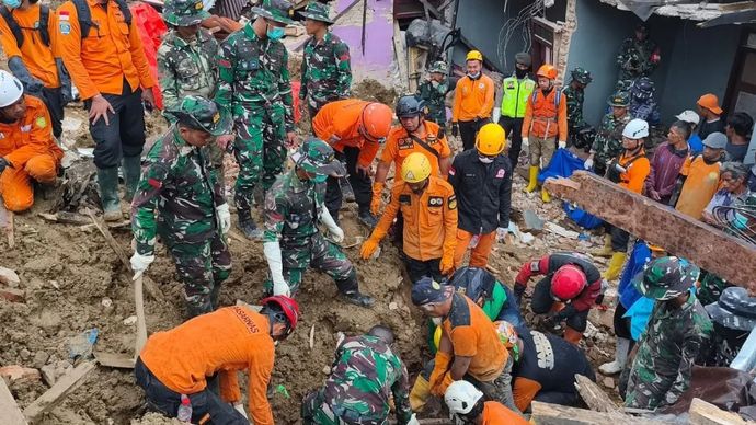 Tim SAR gabungan melakukan pencarian terhadap korban bencana tanah longsor di Dukuh Situkung, Desa Pandanarum, Kecamatan Pandanarum, Kabupaten Banjarnegara, Jawa Tengah, pada hari keempat, Rabu, 19 November 2025. ANTARA/HO-Basarnas Semarang