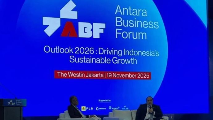 Direktur Pemberitaan LKBN Antara Irfan Junaidi (kiri) dan CEO Badan Pengelola Investasi Daya Anagata Nusantara (Danantara) Pandu Patria Sjahrir (kanan) dalam sesi diskusi acara Antara Business Forum (ABF) 2025, Jakarta, Rabu 19 November 2025 (ANTARA/Bayu Saputra)