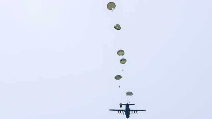 Ratusan Peterjun Kostrad Hiasi Langit Kota Timah Babel