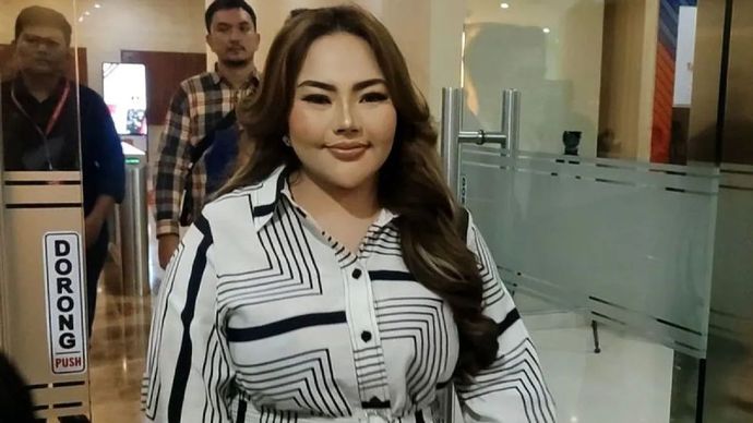 Tersangka kasus dugaan pencemaran nama baik terhadap Ridwan Kamil, Lisa Mariana, keluar dari Gedung Bareskrim Polri, Jakarta, Jumat, 24 Oktober 2025. ANTARA/Nadia Putri Rahmani/pri.