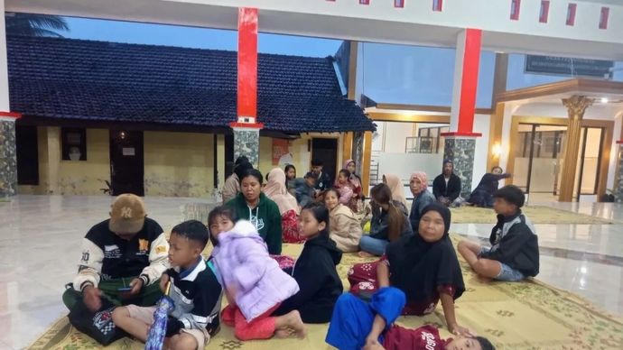 Sejumlah warga mengungsi di Balai Desa Penanggal setelah erupsi Gunung Semeru disertai luncuran guguran awan panas pada Rabu, 19 November 2025.