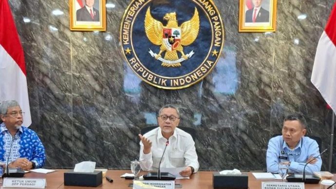Menteri Koordinator Bidang Pangan Zulkifli Hasan (tengah) menyampaikan keterangan kepada awak media dalam konferensi pers di Jakarta, Rabu 19 November 2025. (ANTARA/Aji Cakti)