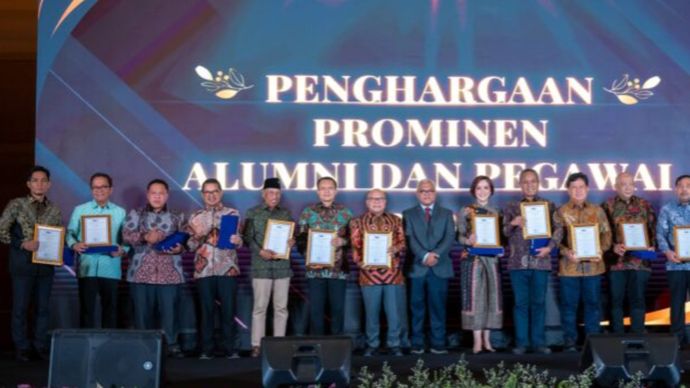  Fakultas Hukum Universitas Brawijaya (FH UB) menggelar kegiatan &ldquo;Sapa Alumni: Silaturahmi dan Pemberian Penghargaan Prominen Alumni dan Pegawai&rdquo; di Hotel JS Luwansa, Kuningan, Jakarta pada hari Jumat (07/11). Kegiatan yang dihadiri lebih dari 300 alumni ini menjadi momentum penting untuk mempererat tali silaturahmi serta memberikan apresiasi kepada para alumni dan pegawai FH UB yang telah memberikan kontribusi besar bagi bangsa dan negara.
