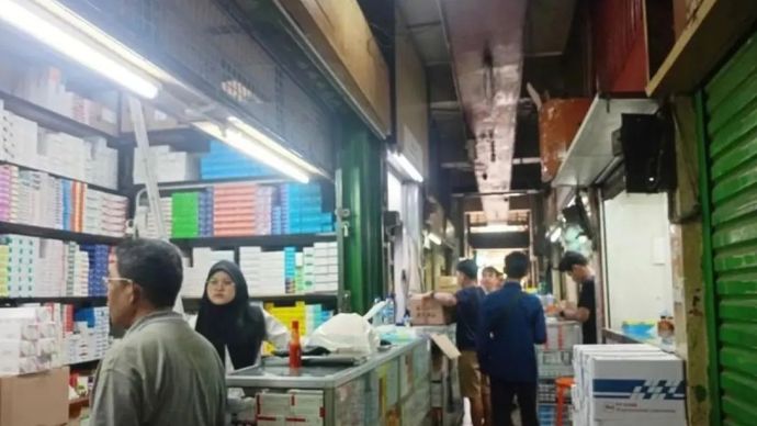 Sejumlah pedagang obat dan alat kesehatan di Pasar Pramuka, Matraman, Jakarta Timur, menutup sementara kios-kios mereja pada Kamis, 13 November 2025. (ANTARA/Siti Nurhaliza).