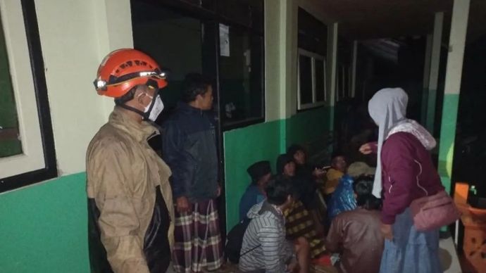 Tim petugas gabungan mengevakuasi ratusan orang warga terdampak material vulkanis letusan Gunung Semeru di Lumajang, Jawa Timur, Rabu, 19 November 2025. ANTARA/HO-BPBD Jatim