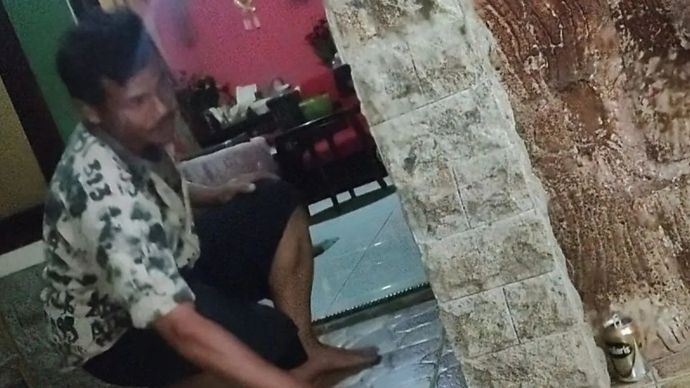 Pemilik rumah di Desa Cijedil, Kecamatan Cugenang, Cianjur, Jawa Barat, menunjukkan lokasi lantai rumah yang panas menyengat serta mengeluarkan bau gas. ANTARA/Ahmad Fikri