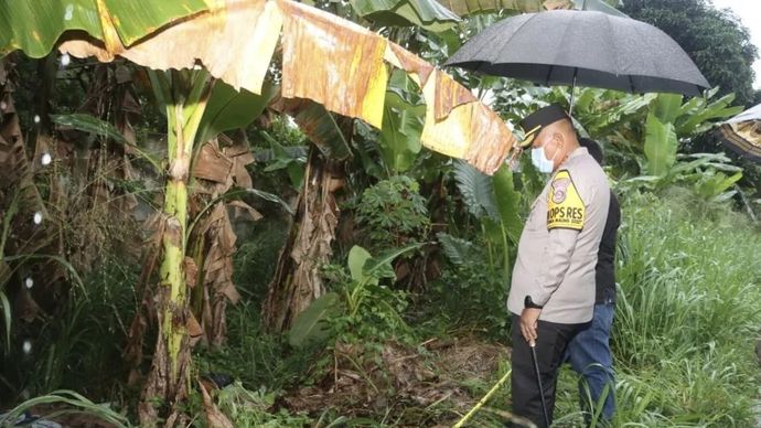 Kapolresta Tangerang Kombes Pol Andi Muhammad Indra Waspada Amirullah mengeek rempat kejadian perkara (TKP) penemuan mayat tanpa identitas di Kampung Bunder, RT 05/RW 01, Kecamatan Cikupa, Kabupaten Tangerang, Selasa, 18 November 2025. ANTARA/HO-Humas Polresta Tangerang.