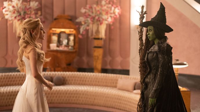 Glinda (Ariana Grande) dan Elphaba di Film Wicked: For Good