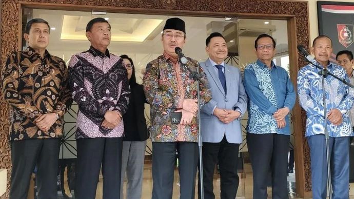 Ketua Komisi Percepatan Reformasi Polri Jimly Asshiddiqie (tengah) berbicara di hadapan awak media di Gedung STIK-PTIK, Jakarta, Rabu 19 November 2025. ANTARA/Nadia Putri Rahmani.