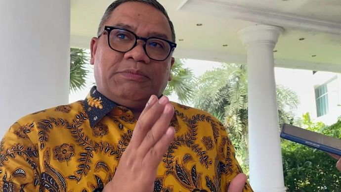 Ketua Umum Tim Penanggungjawab Seleksi Nasional Penerimaan Mahasiswa Baru (SNPMB) 2026 Eduart Wolok melakukan tanya jawab dengan media usai menghadiri Pembukaan Konferensi Puncak Pendidikan Tinggi Indonesia (KPPTI) di Universitas Negeri Surabaya (Unesa), Kota Surabaya, Provinsi Jawa Timur, Rabu 19 November 2025. ANTARA/Hana Kinarina