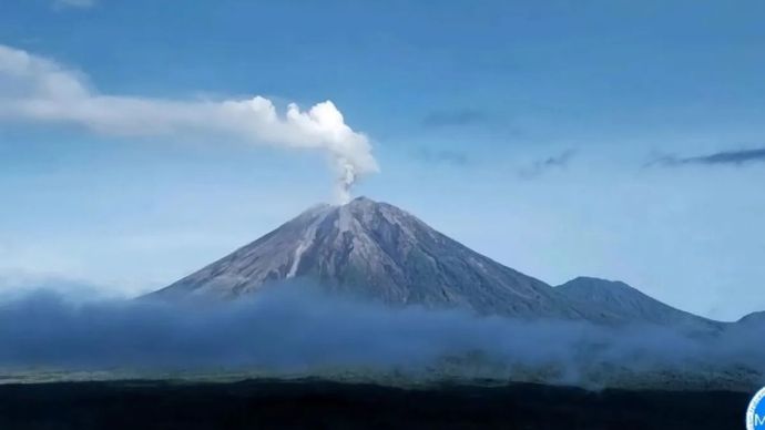 Badan Geologi Kementerian Energi dan Sumber Daya Mineral meningkatkan status aktivitas Gunung Semeru menjadi Awas di Kabupaten Malang, Jawa Timur, Rabu, 19 November 2025. ANTARA/HO-Badan Geologi