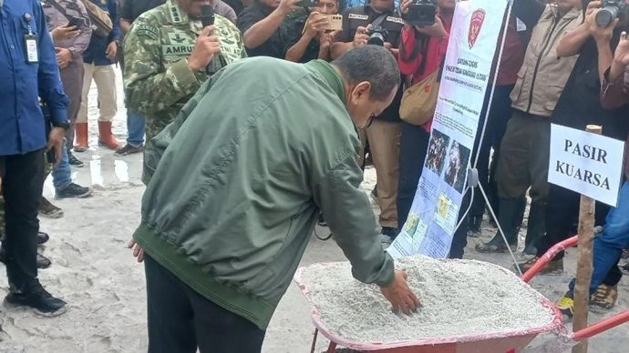 Menteri ESDM Bahlil Lahadalia saat mengecek barang bukti pasir kuarsa di Kecamatan Lubuk Besar, Bangka Tengah, Bangka Belitung, Rabu 19 November 2025. ANTARA/Ahmadi