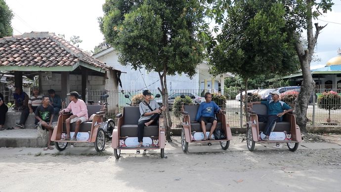 Lansia di Tangerang Dapat Bantuan Becak Listrik dari Prabowo
