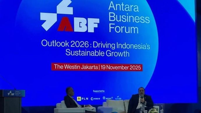 Direktur Pemberitaan LKBN ANTARA Irfan Junaidi (kiri) dan CEO Badan Pengelola Investasi Daya Anagata Nusantara (Danantara) Pandu Patria Sjahrir (kanan) dalam sesi diskusi acara Antara Business Forum (ABF) 2025 di Jakarta, Rabu 19 November 2025. ANTARA/Bayu Saputra