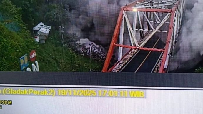 Luncuran awan panas Gunung Semeru terpantau di CCTV sudah mencapai di bawah jembatan Gladak Perak Lumajang pada Rabu, 19 November 2025 petang. ANTARA/HO-CCTV Semeru