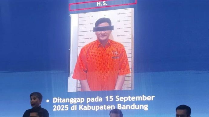 Satu tersangka dalam kasus dugaan illegal access pada platform trading yang berpusat di London, Inggris, Markets.com, ditunjukkan dalam konferensi pers yang digelar Dittipidsiber Bareskrim Polri di Gedung Bareskrim Polri, Jakarta, Kamis 20 November 2025. ANTARA/Nadia Putri Rahmani.