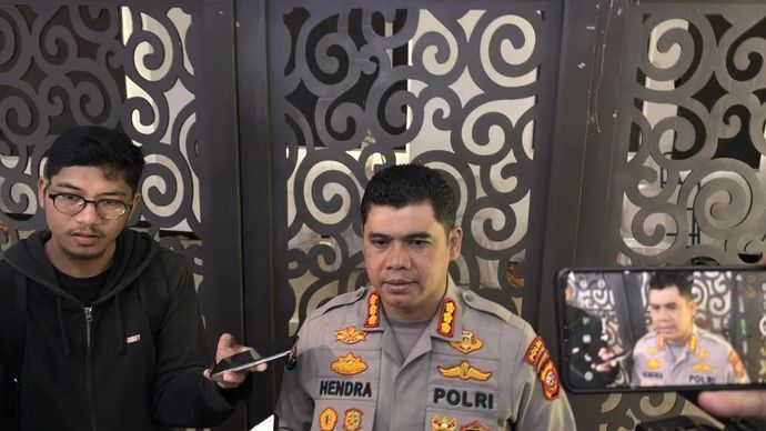 Kabid Humas Polda Jawa Barat Kombes Pol Hendra Rochmawan saat memberikan keterangan di Kota Bandung, Jawa Barat, Kamis 20 November 2025. (ANTARA/Rubby Jovan)
