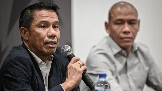 Sekjen PSSI Yunus Nusi (kiri) dan pelatih Timnas Sepak Bola Indonesia U-20 Nova Arianto (kanan) menyampaikan keterangan pers terkait perkembangan sepak bola Indonesia di GBK Arena, Jakarta, Kamis (20/11/2025). PSSI resmi mengumumkan Nova Arianto sebagai pelatih Timnas Indonesia U-20 sesuai rekomendasi Direktur Teknik PSSI Alexander Zwiers. ANTARA FOTO/Fauzan/tom.