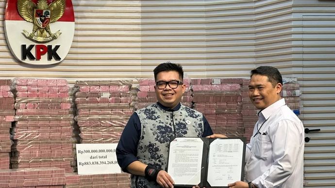 Pelaksana Tugas Deputi Penindakan dan Eksekusi Komisi Pemberantasan Korupsi Asep Guntur Rahayu (kanan) secara simbolis menyerahkan barang rampasan kasus investasi fiktif senilai Rp883 miliar dan enam unit efek kepada Direktur Utama PT Taspen (Persero) Rony Hanityo Aprianto di Gedung Merah Putih KPK, Jakarta, Kamis, 20 November 2025. ANTARA/Rio Feisal