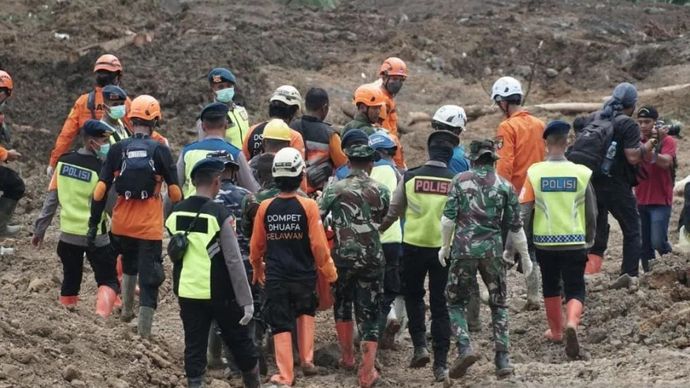 Tim dari Dompet Dhuafa yang diterjunkan ke dalam operasi pencarian dan pertolongan korban tanah longsor di Banjarnegara, Jawa Tengah (ANTARA/HO-DMC)