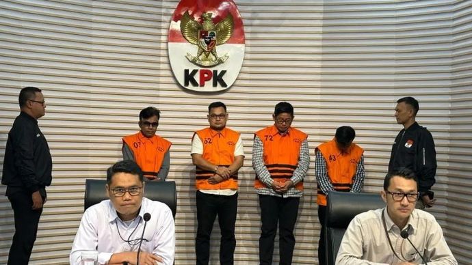 Pelaksana Tugas Deputi Penindakan dan Eksekusi Komisi Pemberantasan Korupsi Asep Guntur Rahayu (kiri depan) bersama Juru Bicara KPK Budi Prasetyo (kanan depan) saat menunjukkan keempat tersangka kasus dugaan korupsi di Dinas Pekerjaan Umum dan Penataan Ruang (PUPR) Kabupaten Ogan Komering Ulu (OKU), Sumatera Selatan, tahun anggaran 2024&ndash;2025, yakni (kiri-kanan) Mendra SB, Robi Vitergo, Parwanto, Ahmad Thoha alias Anang di Gedung Merah Putih KPK, Jakarta, Kamis 20 november 2025. ANTARA/Rio Feisal