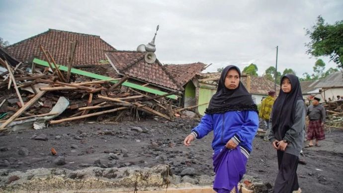 Warga melintasi kondisi mushala yang terdampak erupsi Gunung Semeru di Desa Supiturang, Lumajang, Jawa Timur, Kamis 20 November 2025. Pemerintah Kabupaten Lumajang menetapkan status tanggap darurat bencana pada 1925 November untuk mempercepat penanganan kawasan terdampak erupsi Gunung Semeru. ANTARA FOTO/Irfan Sumanjaya/nz