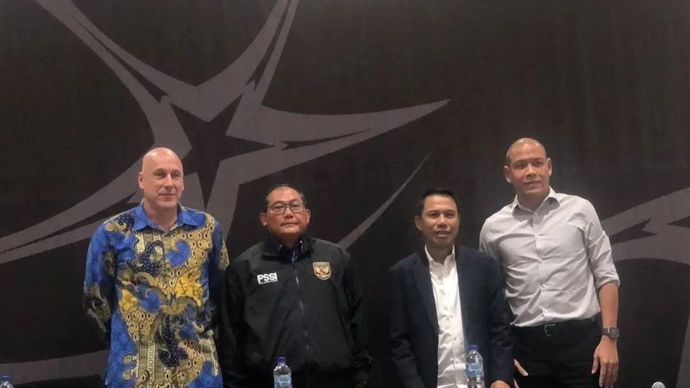 Dari kanan ke kiri - Direktur Teknik PSSI Alexander Zwiers, Ketua Badan Tim Nasional Sumardji, Sekretaris Jenderal PSSI Yunus Nusi, dan pelatih timnas U-20 Indonesia Nova Arianto dalam jumpa pers di GBK Arena, Jakarta, Kamis 20 November 2025. (ANTARA