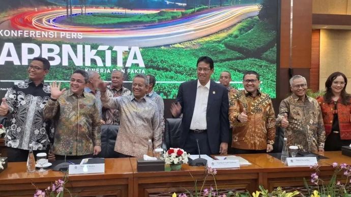 Menteri Keuangan (Menkeu) Purbaya Yudhi Sadewa bersama Wakil Menteri Keuangan Suahasil Nazara dalam konferensi pers APBN KiTa Edisi November 2025, di Jakarta, Kamis 20 November 2025. (ANTARA/ Muhammad Heriyanto)