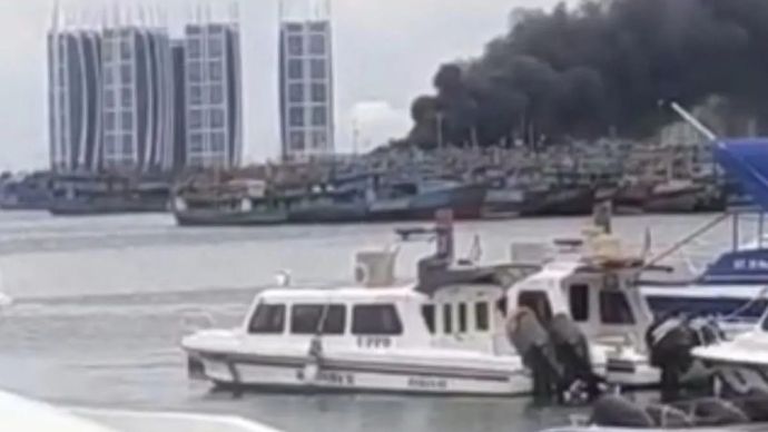 Asap tebal dari sebuah kapal yang terbakar di Dermaga Muara Angke, Jakarta Utara, pada Kamis 20 November 2025. ANTARA/HO-Dokumentasi Pribadi.