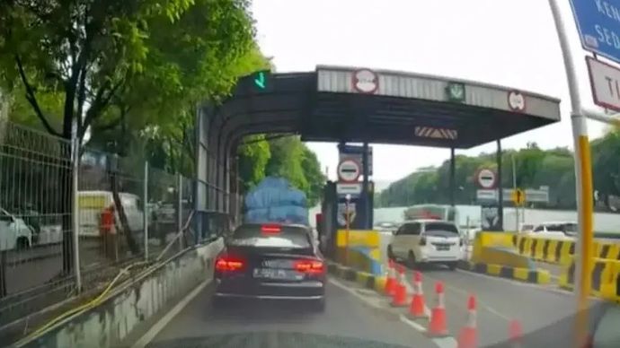 Mobil Audi yang terobos tol. 