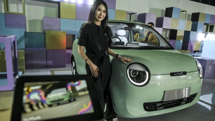 Model berdiri di dekat mobil Changan Lumin saat peluncuran Changan Automobile di Indonesia di Jakarta, Rabu, 19 November 2025. Changan Automobile resmi hadir di pasar otomotif Indonesia dengan menggandeng Indomobil Group yang akan memperkenalkan dua model mobilnya yakni Changan Lumin dan Deepal SO7. ANTARA FOTO/Hafidz Mubarak A/foc.