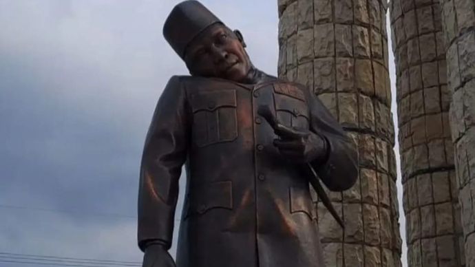 Penampakan kerusakan pada patung Presiden pertama RI Soekarno, sebelum diturunkan oleh pemerintah daerah di kawasan Alun-alun Indramayu, Jawa Barat. ANTARA/HO-Pemkab Indramayu.