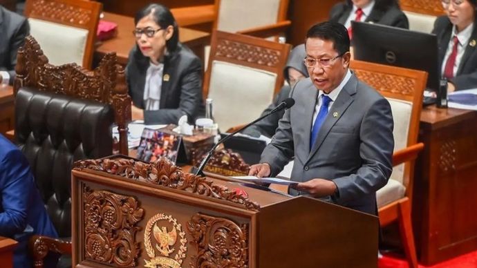 Menteri Hukum Supratman Andi Agtas mewakili Presiden, bersiap menyampaikan pendapat akhir yang diantaranya terkait RUU KUHAP pada Rapat Paripurna ke-8 DPR RI Masa Persidangan II Tahun Sidang 205-2026 di Kompleks Parlemen, Senayan, Jakarta, Selasa, 18 November 2025. ANTARA FOTO/Rivan Awal Lingga/YU/aa.