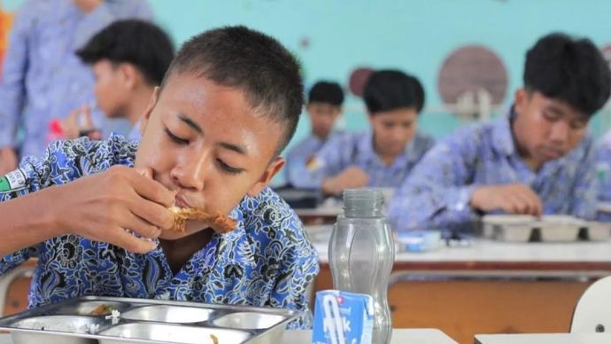 Sejumlah pelajar menikmati makanan bergizi program makan bergizi gratis (MBG) di SMP Negeri 13 Surabaya, Surabaya, Jawa Timur, Jumat, 22 Agustus 2025. ANTARA FOTO/Didik Suhartono/rwa.