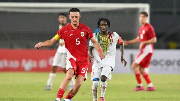 Pesepak bola Timnas Indonesia U-22 Ivar Jenner (kiri) menguasai bola dengan dibayangi pesepak bola Timnas Mali U-22 Hamidou Makalou (kanan) pada laga uji coba FIFA Match Day di Stadion Pakansari, Kabupaten Bogor, Jawa Barat, Sabtu 15 November 2025. Timnas Indonesia U-22 kalah dengan skor 0-3. ANTARA FOTO/Fauzan.