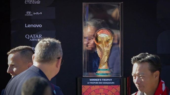 Trofi Piala Dunia FIFA 2026 yang dipajang di Pusat Budaya Italia di Vancouver, British Columbia, Kanada, Selasa 26 Agustus 2025. ANTARA/Xinhua/Liang Sen/aa.