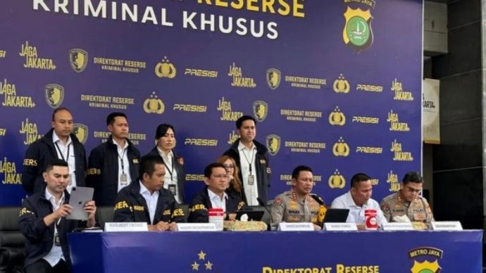 Direktur Jenderal Perlindungan Konsumen dan Tertib Niaga (PKTN) Kemendag Moga Simatupang (kedua dari kanan) saat konferensi pers di Mapolda Metro Jaya, Jumat, 21 November 2025. ANTARA/Ilham Kausar