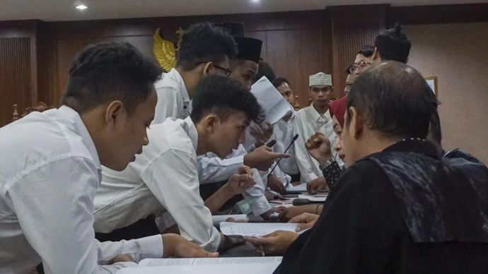 Sejumlah terdakwa berdiskusi dengan penasihat hukumnya saat sidang kasus kerusuhan unjuk rasa pada Agustus 2025 di Pengadilan Negeri Jakarta Pusat, Jakarta, Kamis 20 November 2025. Pengadilan Negeri (PN) Jakarta Pusat menggelar sidang perdana dengan agenda pembacaan dakwaan terhadap 23 terdakwa terkait kerusuhan dalam unjuk rasa pada Agustus 2025. ANTARA FOTO/Ika Maryani/tom.
