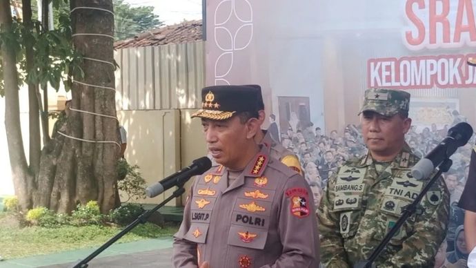 Kapolri Jenderal Listyo Sigit Prabowo menjawab pertanyaan awak media di Kompleks Mapolda DIY, Kabupaten Sleman, Daerah Istimewa Yogyakarta, Jumat, 21 November 2025. ANTARA/Luqman Hakim