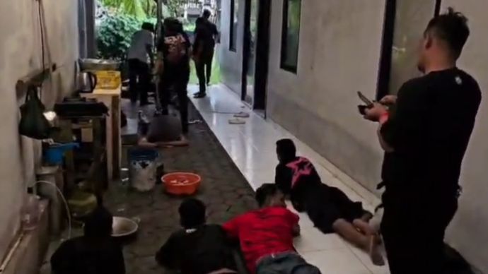 Polisi saat menggerebek pelaku curas modus debt collector. 
