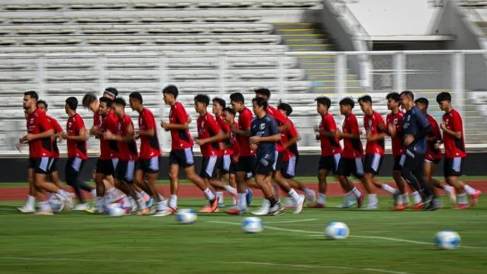 Pesepak bola Timnas Indonesia U-22 mengikuti sesi latihan di Stadion Madya, Kompleks GBK, Senayan, Jakarta, Senin 17 November 2025. ANTARA FOTO/Fauzan/nz