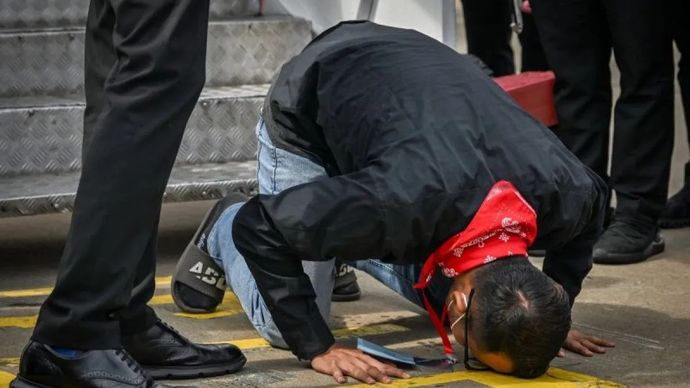 Warga Negara Indonesia (WNI) terduga korban TPPO sujud syukur saat tiba di Terminal 3 Bandara Internasional Soekarno Hatta, Tangerang, Banten, Selasa, 18 Maret 2025. /ANTARA FOTO/POOL/Bayu Pratama S/Spt.