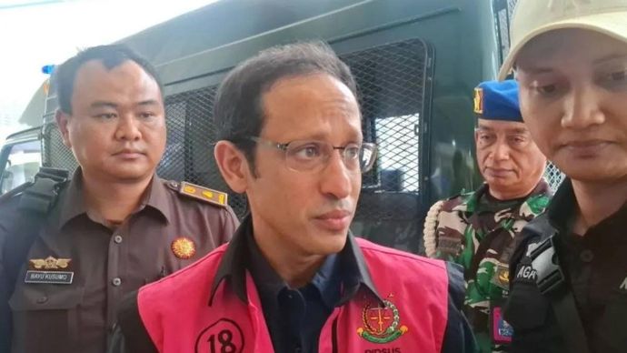 Tersangka kasus dugaan korupsi pengadaan alat TIK berupa laptop Chromebook di Kementerian Pendidikan, Kebudayaan Riset dan Teknologi (Kemendikbudristek) periode 2019&ndash;2022, Nadiem Makarim, menyapa awak media di Gedung Jampidsus Kejaksaan Agung, Jakarta, Selasa 14 Oktober 2025. ANTARA/Nadia Putri Rahmani/pri.