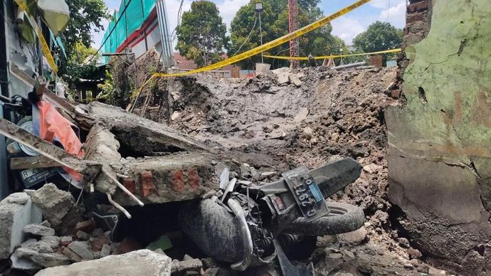 Kondisi pascarobohnya tembok pembatas SDN 01 dan 02 serta SMPN 130 di Kelurahan Kota Bambu Utara, Palmerah, Jakarta Barat, yang menutup jalan serta menimpa sejumlah sepeda motor milik warga, Jumat 21 November 2025. ANTARA/Risky Syukur.