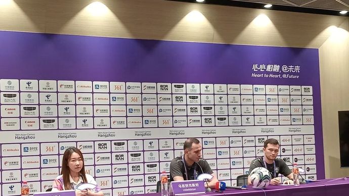 Pelatih timnas Uzbekistan U-24 Timur Kapadze menjawab pertanyaan pewarta pads konferensi pers setelah pertandingan 16 besar Asian Games 2022 melawan Indonesia di Stadion Shangcheng Sports Centre, Hangzhou, Kamis, 28 September 2023. (ANTARA/RAUF ADIPATI)